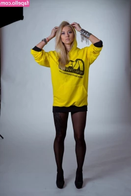 Polina Logunova [ polina-logunova ] - Hoping my poker face hides these spicy thoughts Esperando que mi cara
