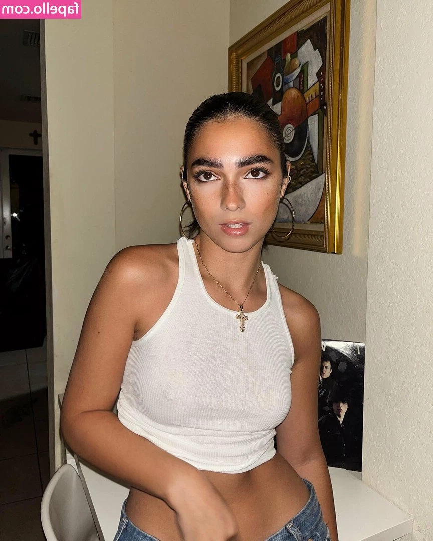 Olivia Jimenez [ olivia-jimenez ] - Beach day vibes