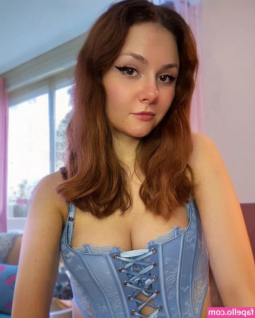 lovelyxdaisy - Do you like what this girl is hiding up her tiny skirt