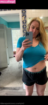 chloejane69 - my knees from dancing rn-