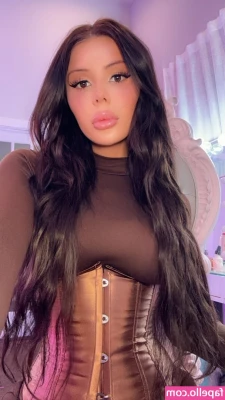 Blaire White [ blaire-white ] - These pics are so SEXY my phone literally caught fire! 🔥🔥🔥