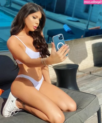 Blaire White [ blaire-white ] - Acá en la ducha   esperando para que me en jabones toda