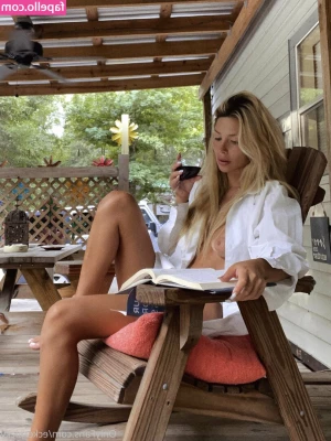 Nicole Ecker [ nicole-ecker-3 ] - viqueensk     ONLINE NOW     DM   viqueensk     AD