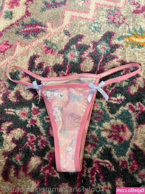 persianbrat69 - Peeking up at you