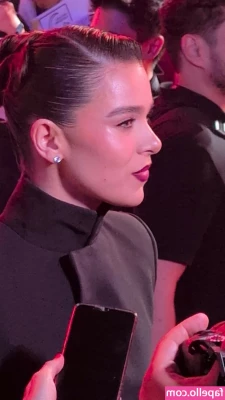 Hailee Steinfeld [ hailee-steinfeld-1 ] - perfect flexing