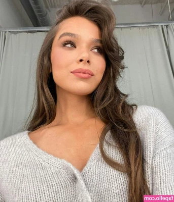 Hailee Steinfeld [ hailee-steinfeld-1 ] - NEW FLEXY MORNING    Don t mind the big bruise on my     I m still