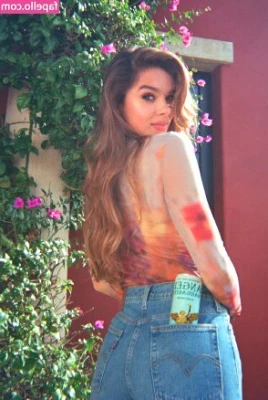 Hailee Steinfeld [ hailee-steinfeld-1 ] - It was a hot night last night so went for a walk and pulled it out in