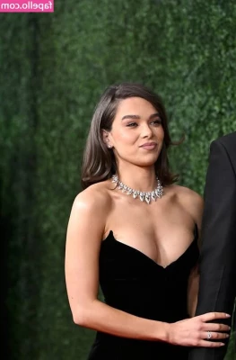 Hailee Steinfeld [ hailee-steinfeld-1 ] - Boobs anyone