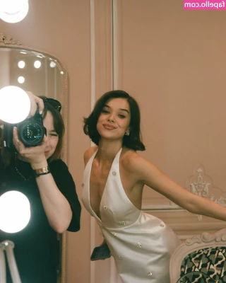 Hailee Steinfeld [ hailee-steinfeld-1 ] - My twitter isn’t working on my new phone. So i had To take pics of