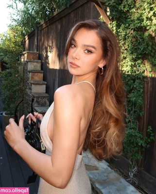 Hailee Steinfeld [ hailee-steinfeld-1 ] - I have a fun new toy 😳