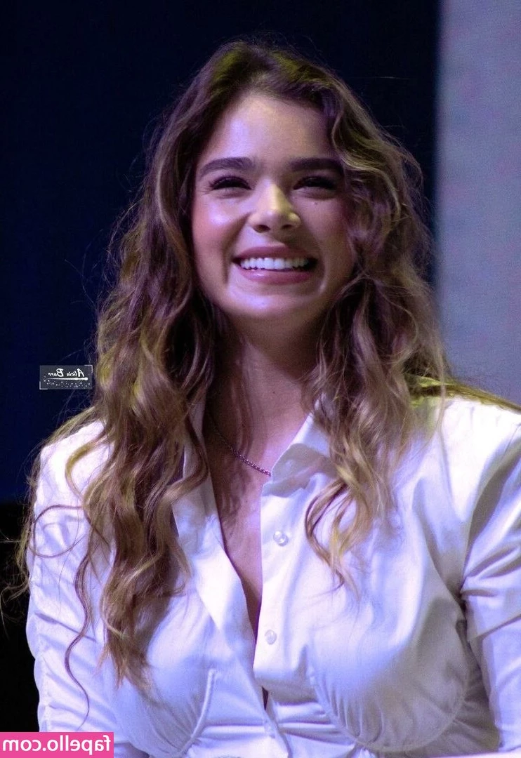 Hailee Steinfeld [ hailee-steinfeld-1 ] - HIYA!!!! i’m at the hair salon like i mentioned last week and i’m
