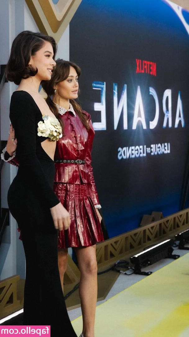 Hailee Steinfeld [ hailee-steinfeld-1 ] - Say hi or I m blocking you