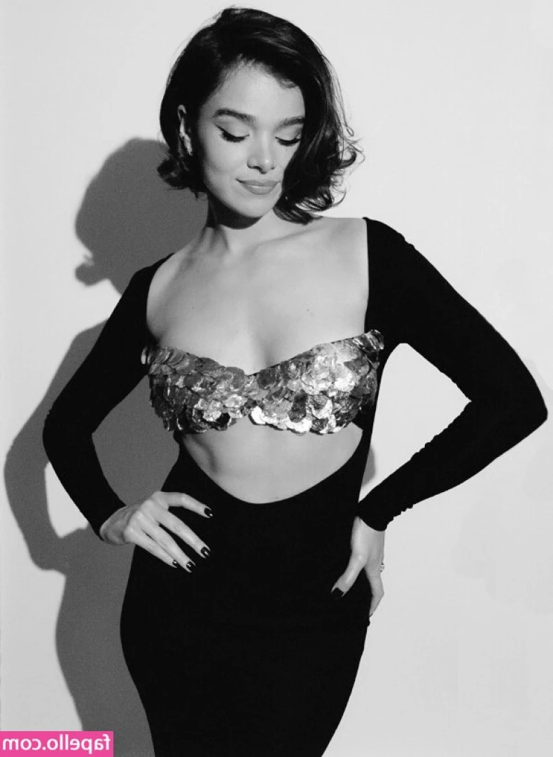 Hailee Steinfeld [ hailee-steinfeld-1 ] - I live to secretly take nudes during Uber rides 💕