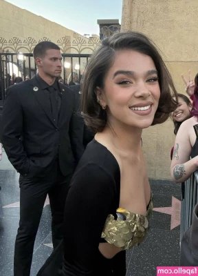 Hailee Steinfeld [ hailee-steinfeld-1 ] - If you perform well enough  I may let you give it a kiss