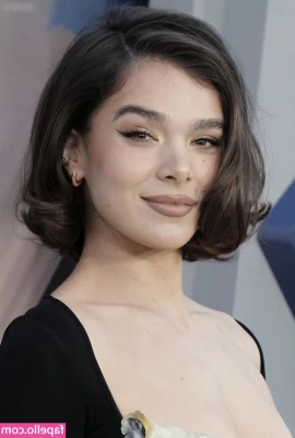 Hailee Steinfeld [ hailee-steinfeld-1 ] - Drinking with my friends 💀🖤