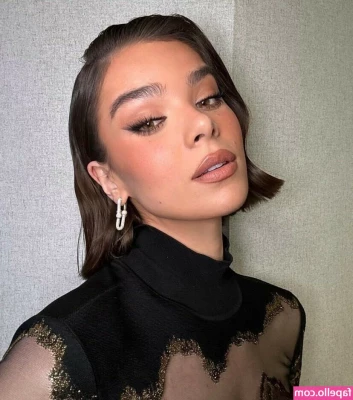 Hailee Steinfeld [ hailee-steinfeld-1 ] - About to bath, crafted the whole day! ➡️