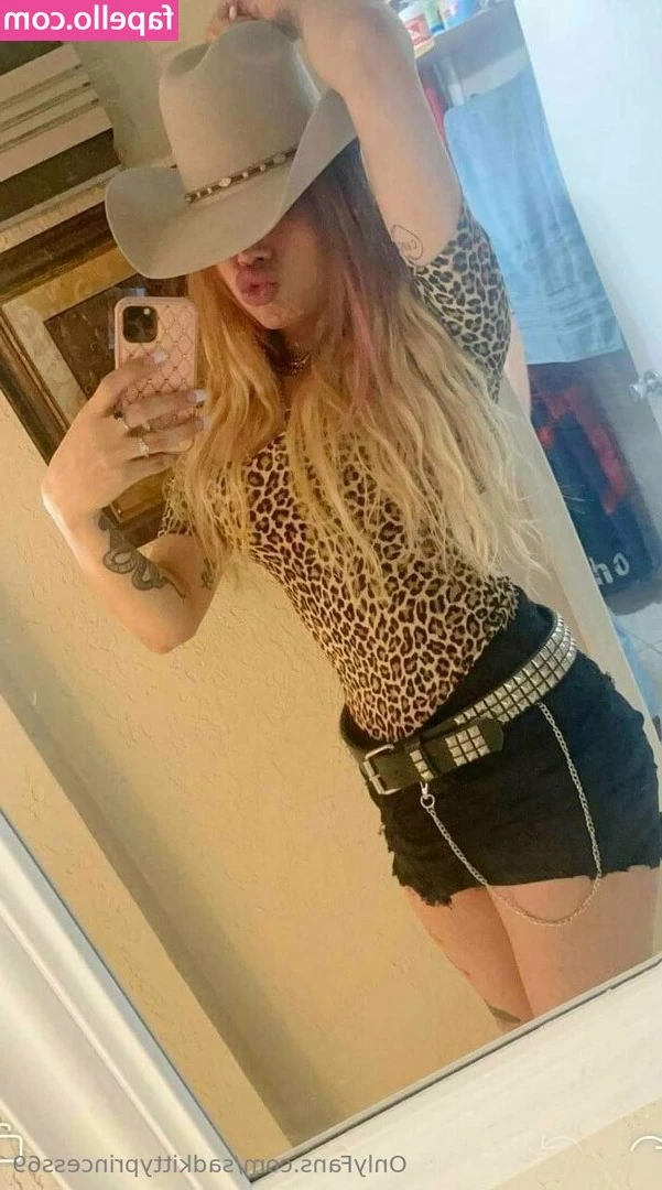 sadkittyprincess69 - Finally back to the gym! I love going with my alpha! He managed to