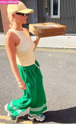 Millie Gibson [ millie-gibson ] - Some heavy makeup, beanie and barefeet. Like OG Arcana daysss 😜😜