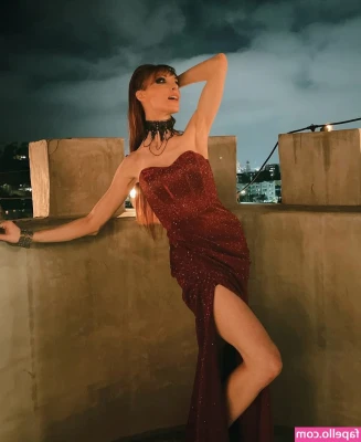 Lisa Foiles [ lisa-foiles ] - THEYRE HUGE AND BEAUTIFUL ARENT THEY?
