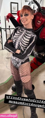Lisa Foiles [ lisa-foiles ] - i need a licking please 👅 i don’t have enough wifi at my parents