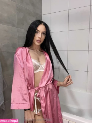 Victoria Luv [ victoria-luv ] - I bet you re just dying to see what s under my skirt