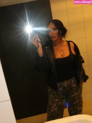 Nia Jax [ nia-jax ] - Come get me in my DMs!