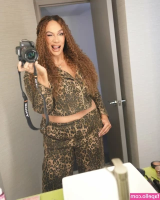 Nia Jax [ nia-jax ] - I got sooo horny during a lap dance at work i had to go hide in the