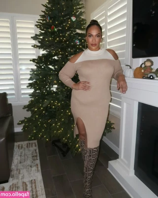 Nia Jax [ nia-jax ] - Finally some freedom for these puppies...