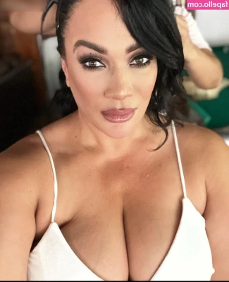 Nia Jax [ nia-jax ] - Je suis le genre de fille qui mouille ÉNORMÉMENT    Cette petite