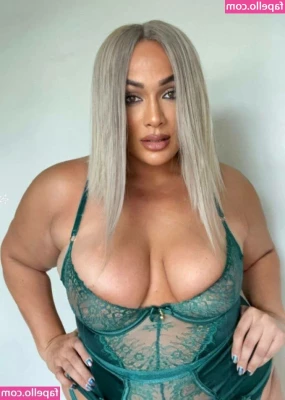 Nia Jax [ nia-jax ] - Getting ready for tonight