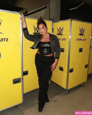 Nia Jax [ nia-jax ] - Do you Like my THICK BUBBLE BUTT in TIGHT SHINY LEGGINGS ? 🤤💦