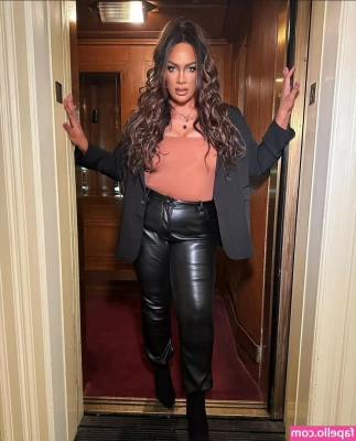 Nia Jax [ nia-jax ] - On fire