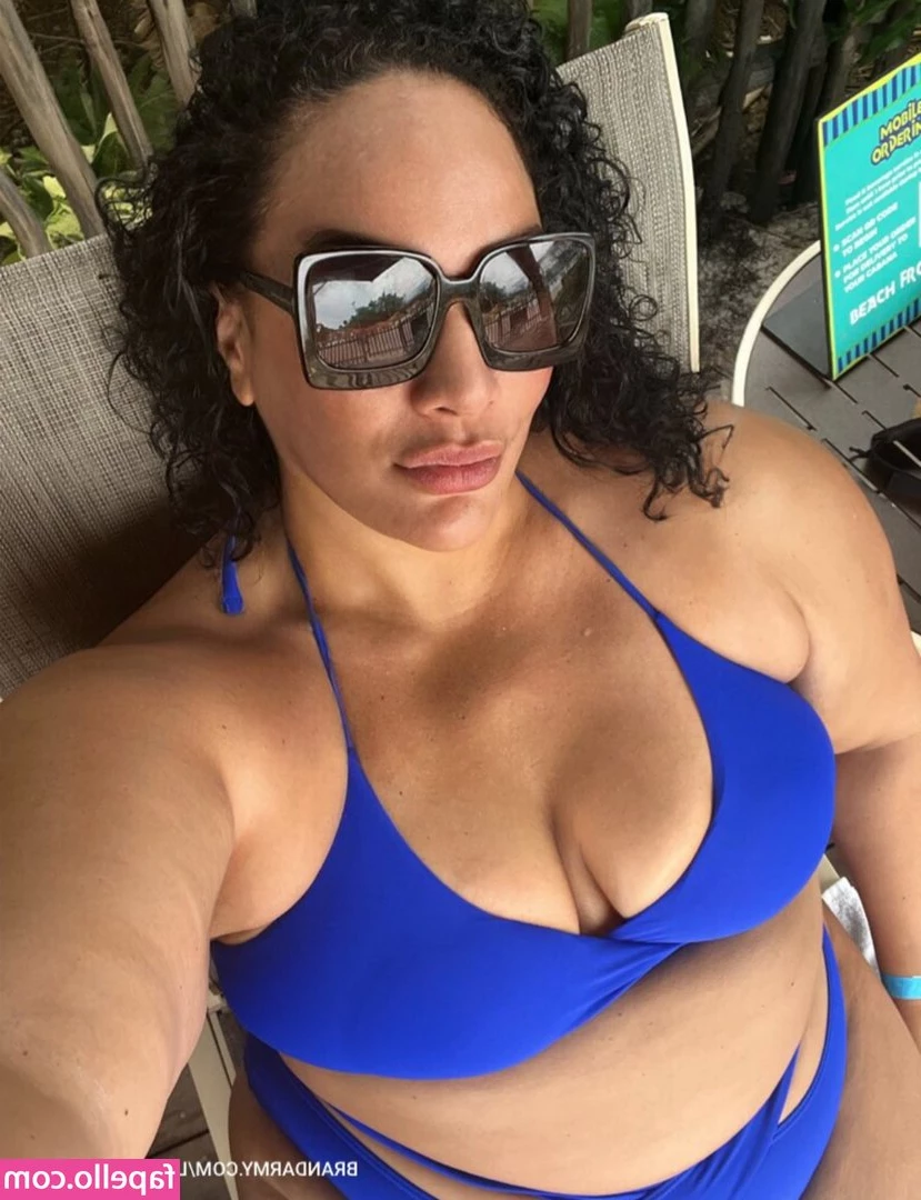 Nia Jax [ nia-jax ] - FeetFetish