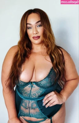Nia Jax [ nia-jax ] - Wanna join me for a stretch? ;)