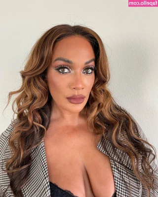 Nia Jax [ nia-jax ] - Bound and waiting