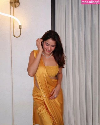 Meghna Kaur [ meghna-kaur ] - Cum join me  cum watch me give him a lap dance  seduce him as I fuck