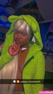 jinzahfree - The MILF next door who loves to get on her knees for you 🥵