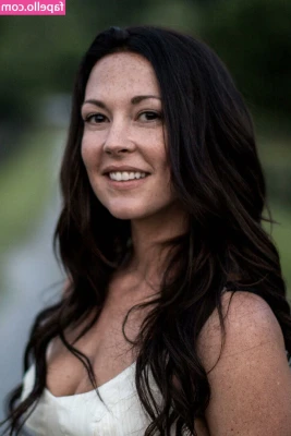 Amanda Shires [ amanda-shires ] - You never know what thoughts are in her pretty little head, do