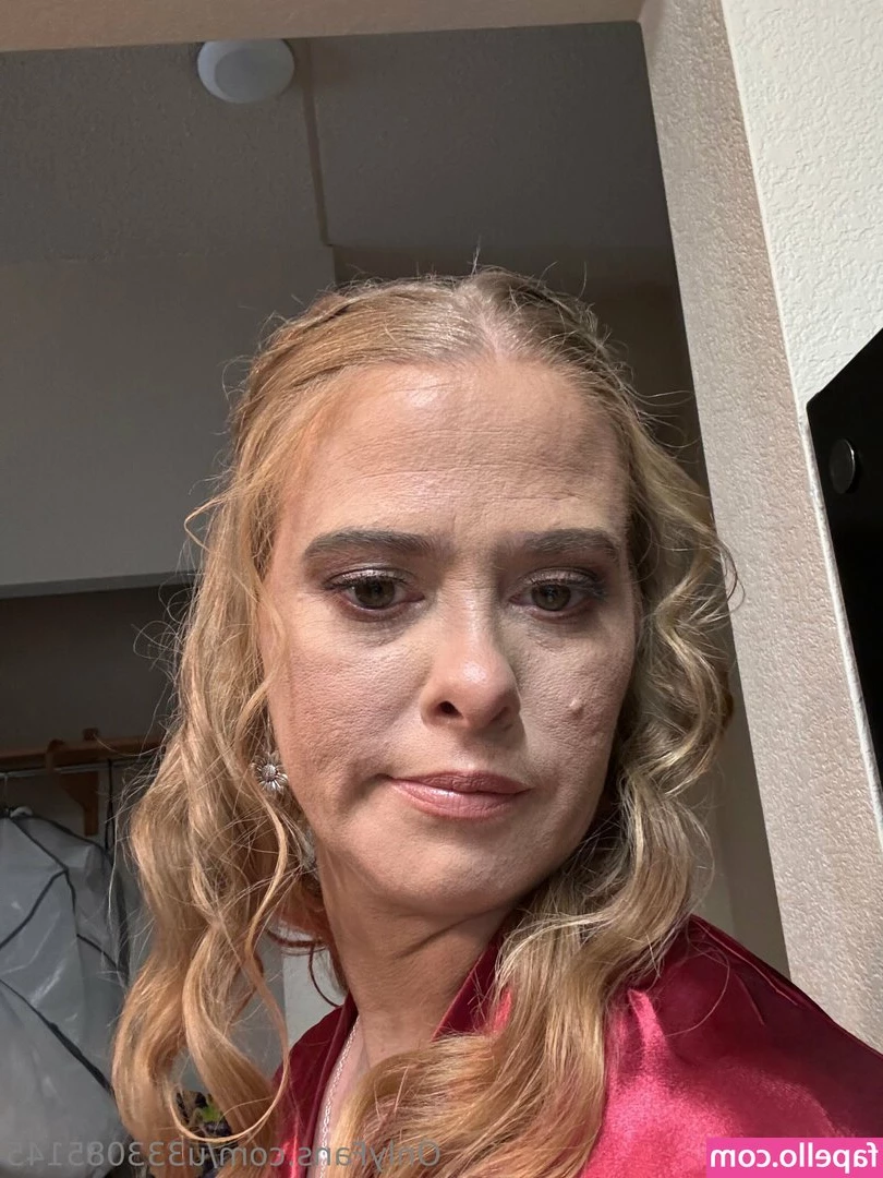 icequeen6235 - If it looks like I m struggling I am  finished the xl pizza in 15 min