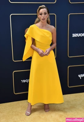 Chloe Bennet [ chloe-bennet ] - Hola