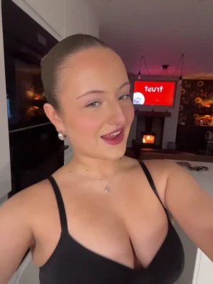Daisy Campbell [ daisy-campbell ] - Hello to both my kinky and non-kinky followers! Something my fellow