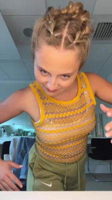 Daisy Campbell [ daisy-campbell ] - Sideboob pillow 🤗 get cozy and get some rest 🥰🥰🥰😘