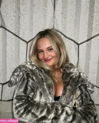 Daisy Campbell [ daisy-campbell ] - Would you fuck @queennkaitlynn ? 💦