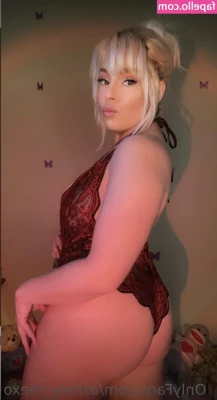 Ashley_raexo [ ashley-raexo-1 ] - I wonder what s under that emoji