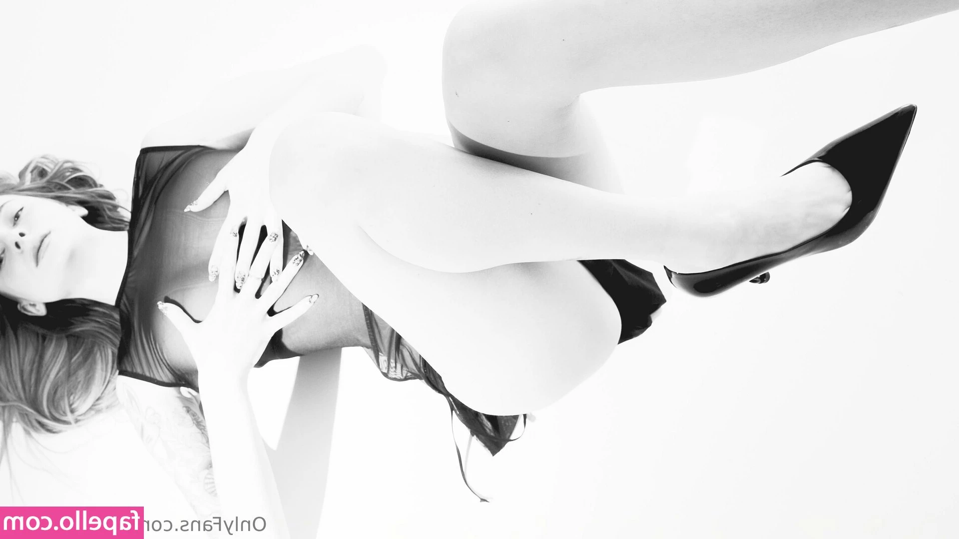 divine.desiree [ divine-desiree ] - My lips can do many things to your horny body💋💋