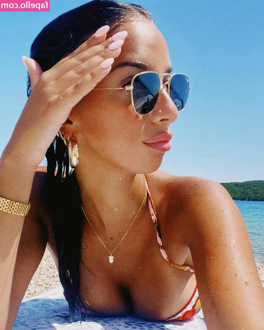 Adriana Kolanovic [ adriana-kolanovic ] - Pretty in pink..... or naked and pink 😏