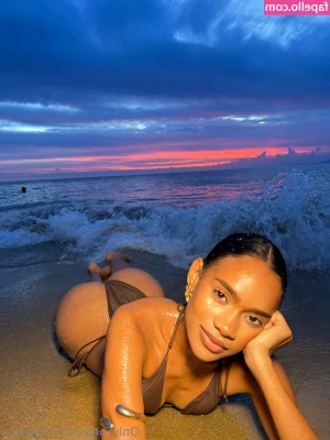 itsgiafox - Don’t look at my ass… worship my socks!!