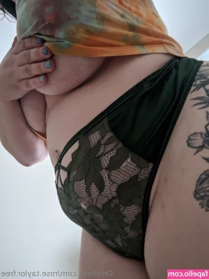 rose.taylor.free [ rose-taylor-free ] - An angle that shows my “squish” really well… Not sure if I like