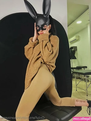 evaaroseex - I wanna have someone's head between my legs, squished between my