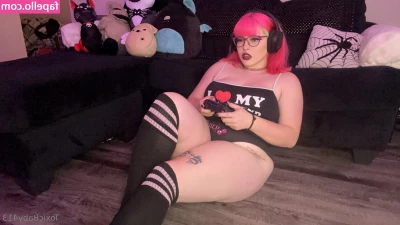 toxicbaby413 - Que haces si te despiertas y estoy así en tu cama